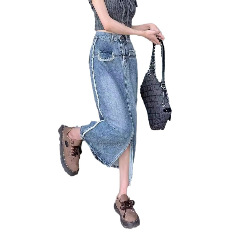 Elöl nyíló denim midi szoknya, őszi fazon, körte alakú sziluettet kiemelő fazon, csípő takaró, nyers szegély