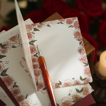 Felicitare cu fluture și trandafir, plic inclus — eleganță premium, stil minimalist, scrisoare scrisă de mână, declarație de dragoste, estetică romantică cu motiv de copac