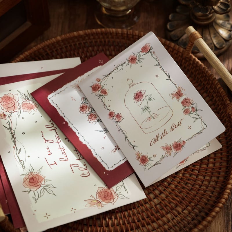 Felicitare cu fluture și trandafir, plic inclus — eleganță premium, stil minimalist, scrisoare scrisă de mână, declarație de dragoste, estetică romantică cu motiv de copac