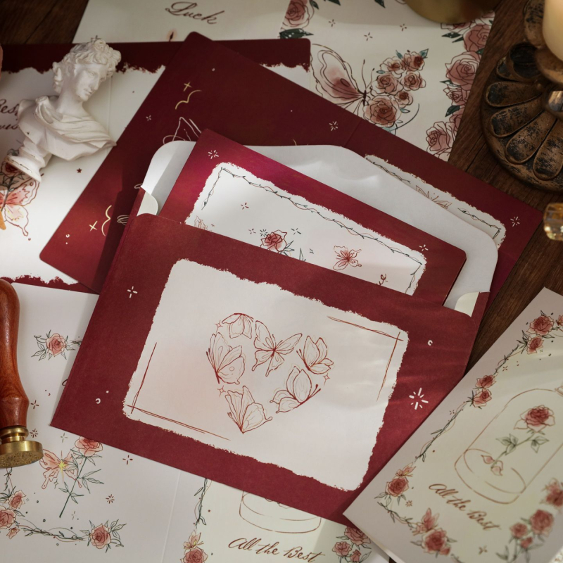 Felicitare cu fluture și trandafir, plic inclus — eleganță premium, stil minimalist, scrisoare scrisă de mână, declarație de dragoste, estetică romantică cu motiv de copac