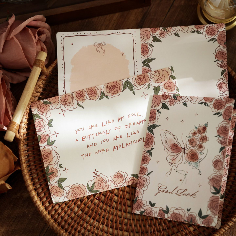 Felicitare cu fluture și trandafir, plic inclus — eleganță premium, stil minimalist, scrisoare scrisă de mână, declarație de dragoste, estetică romantică cu motiv de copac