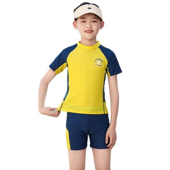 Costum de baie pentru copii din două piese, cu mâneci Raglan în blocuri de culoare și pantaloni scurți asortați, uscare rapidă, respirabil, stilat și răcoros.