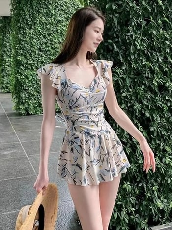 Costum de baie întreg pentru femei – design simplu, modest; uni sau floral; poliester; cu bureți la bust; fără mâneci