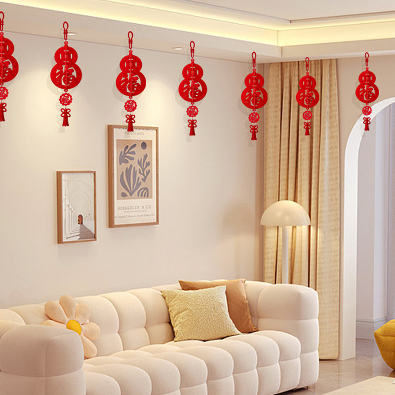 Decorațiune pentru living de Anul Nou: simbol tradițional de binecuvântare, lampă roșie în formă de dovleac, ornament suspendat din catifea, în stil chinezesc.