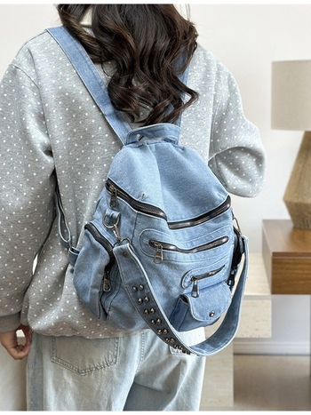 Rucsac din denim cu ținte metalice, versatil pentru studenți, capacitate 20–35 L, compatibil cu laptop de 15 inchi, curele respirabile