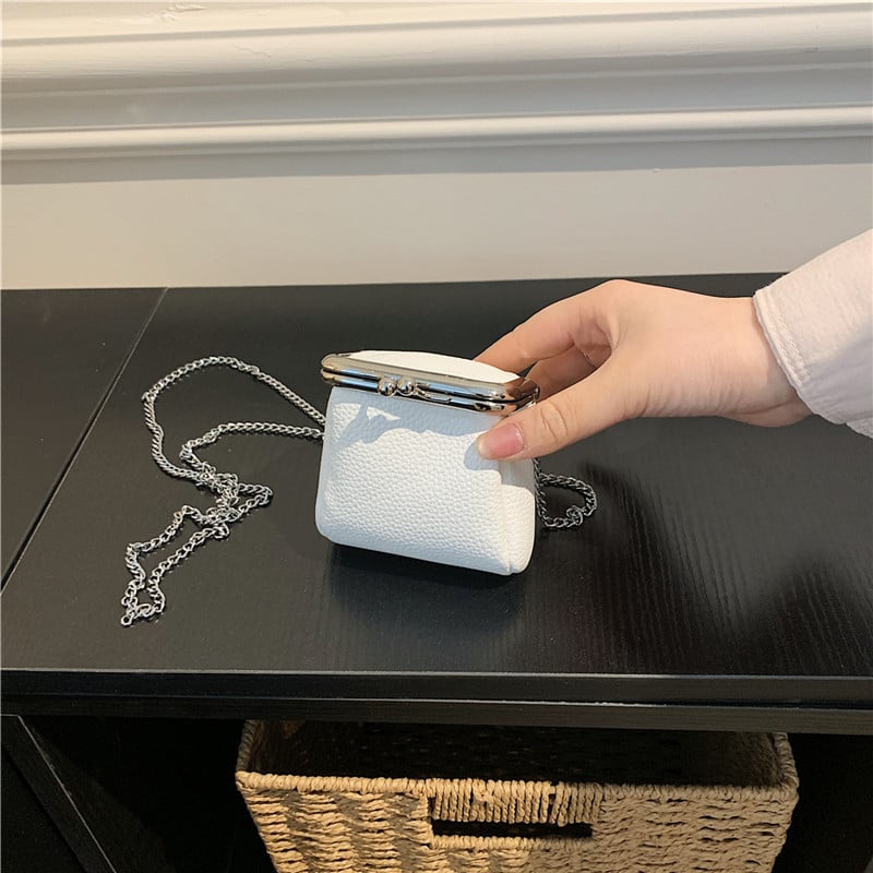 Geantă mini crossbody cu lanț și cataramă, stil cutie PU, căptușeală din nylon, buzunar pentru monede și cosmetic, vara 2026