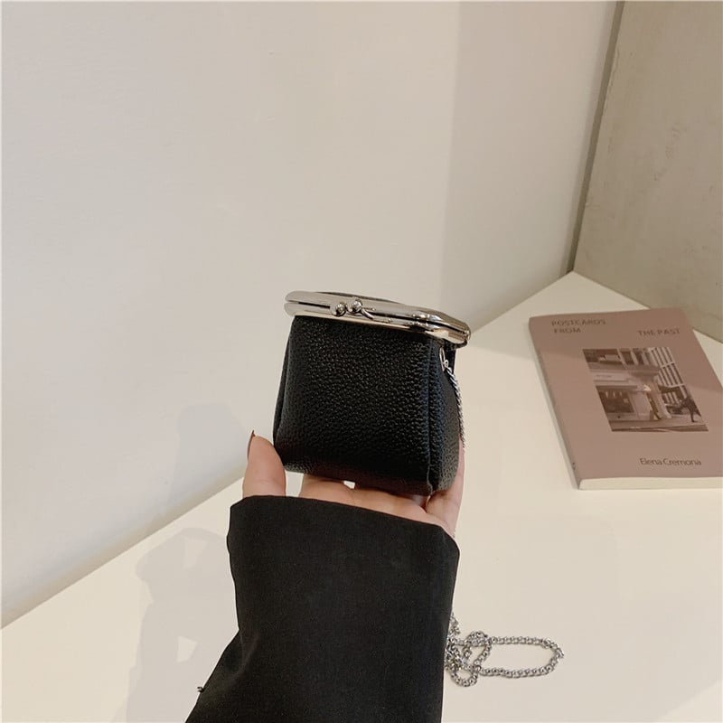 Geantă mini crossbody cu lanț și cataramă, stil cutie PU, căptușeală din nylon, buzunar pentru monede și cosmetic, vara 2026