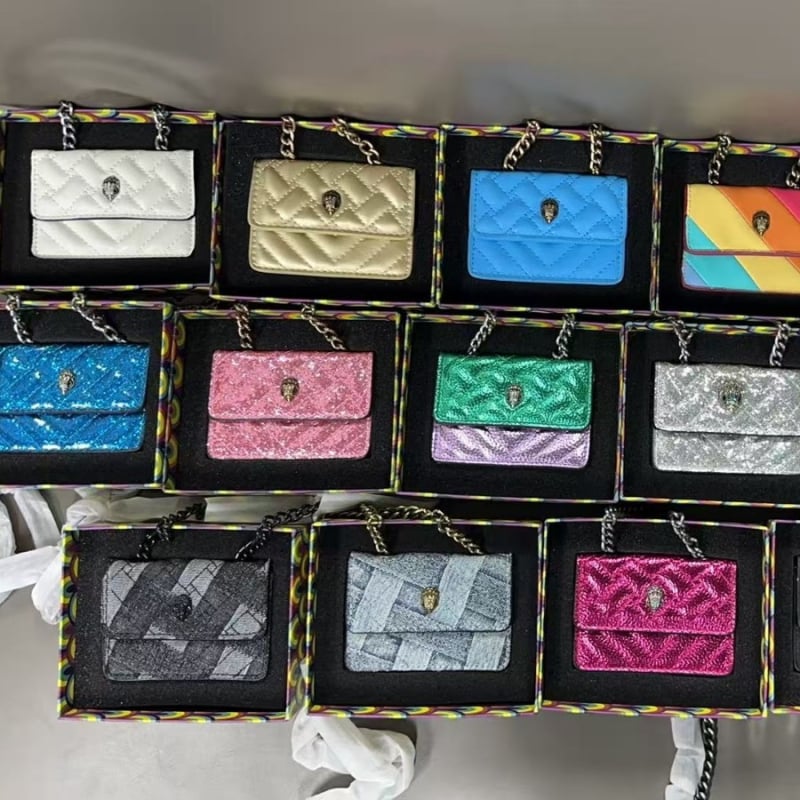 Geantă mini crossbody cu motiv cap de vultur, quilt diamant în culori contrastante, curea din lanț, buzunar pentru ruj și carduri.
