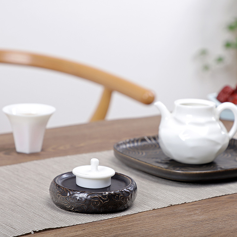Set ceramic pentru ceremonial ceai în stil chinezesc, cu capac de ceainic în relief retro și suport pentru ceașcă cu farfurioară izolantă
