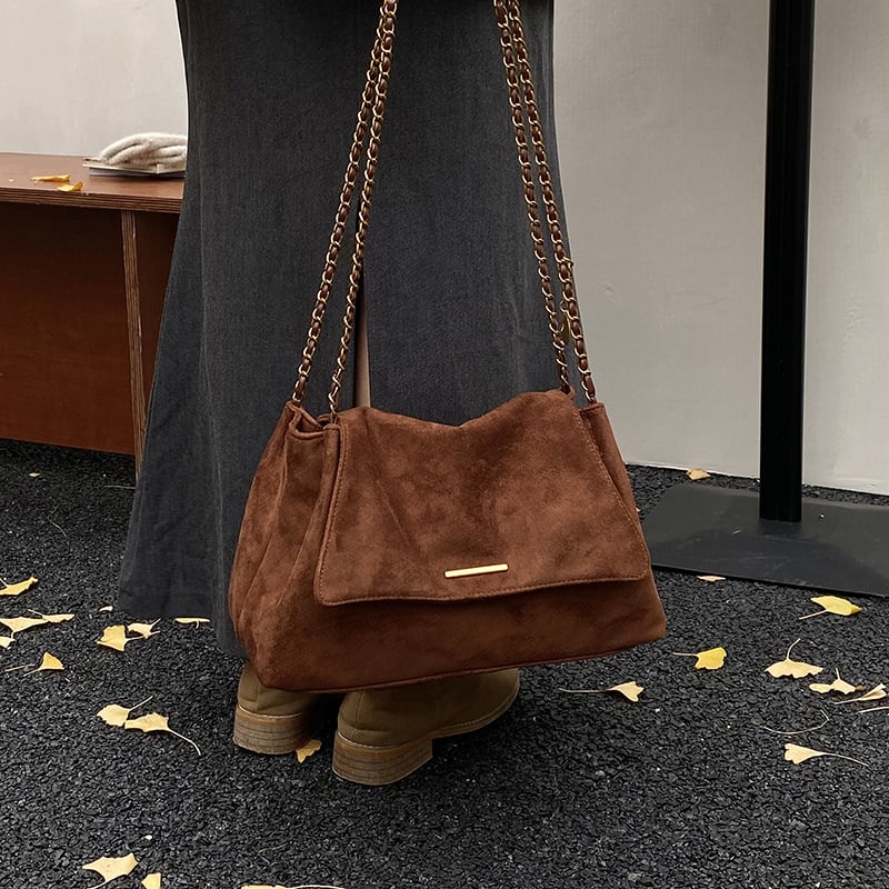Geantă crossbody din velur cu lanț, mărime medie, toamnă-iarnă 2025