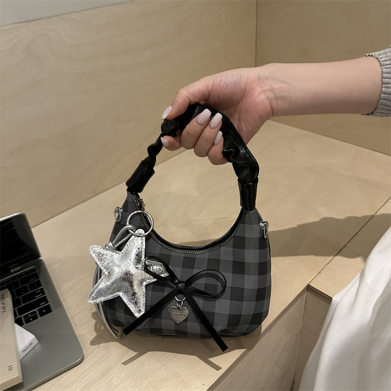 Geantă crossbody mini pentru femei, carouri, modă 2026, lanț, textură plisată în nuanțe de nor