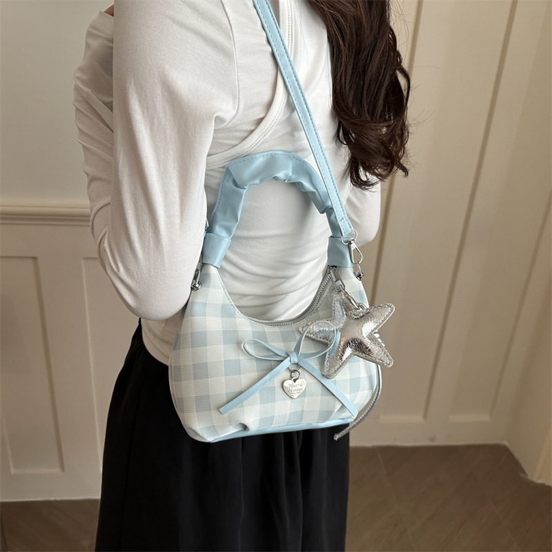 Geantă crossbody mini pentru femei, carouri, modă 2026, lanț, textură plisată în nuanțe de nor