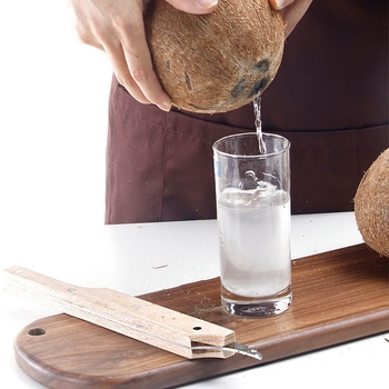 Instrument de deschidere a nucilor de cocos, cu lamă pentru extragerea pulpei