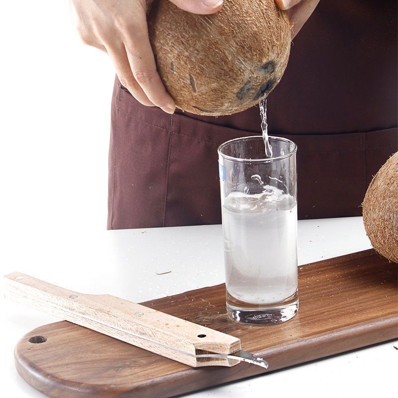 Instrument de deschidere a nucilor de cocos, cu lamă pentru extragerea pulpei