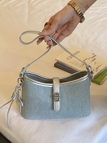 Geantă de subraț elegantă, pătrată, cu cataramă de închidere și mâner