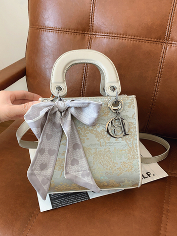 Geantă de damă cu broderie în stil chinezesc, finisaj premium, design inspirat de Prințesa Diana, versatilă cu curea de umăr și crossbody, mărime medie, primăvara 2026