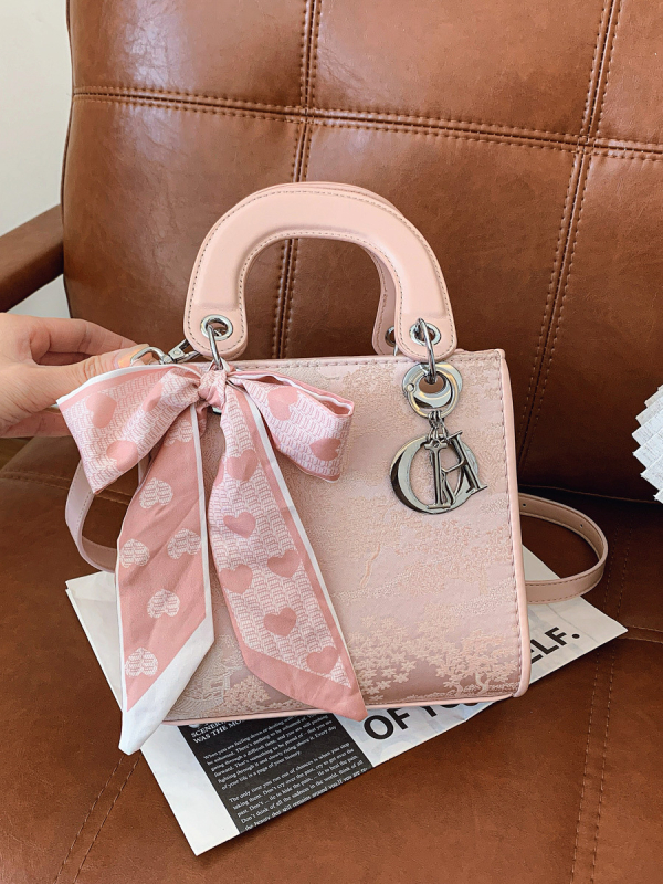 Geantă de damă cu broderie în stil chinezesc, finisaj premium, design inspirat de Prințesa Diana, versatilă cu curea de umăr și crossbody, mărime medie, primăvara 2026