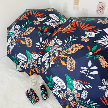 Umbrelă automată pliabilă cu trei secțiuni, imprimeu floral bleumarin, design compact tip capsulă de buzunar, protecție UV UPF50+