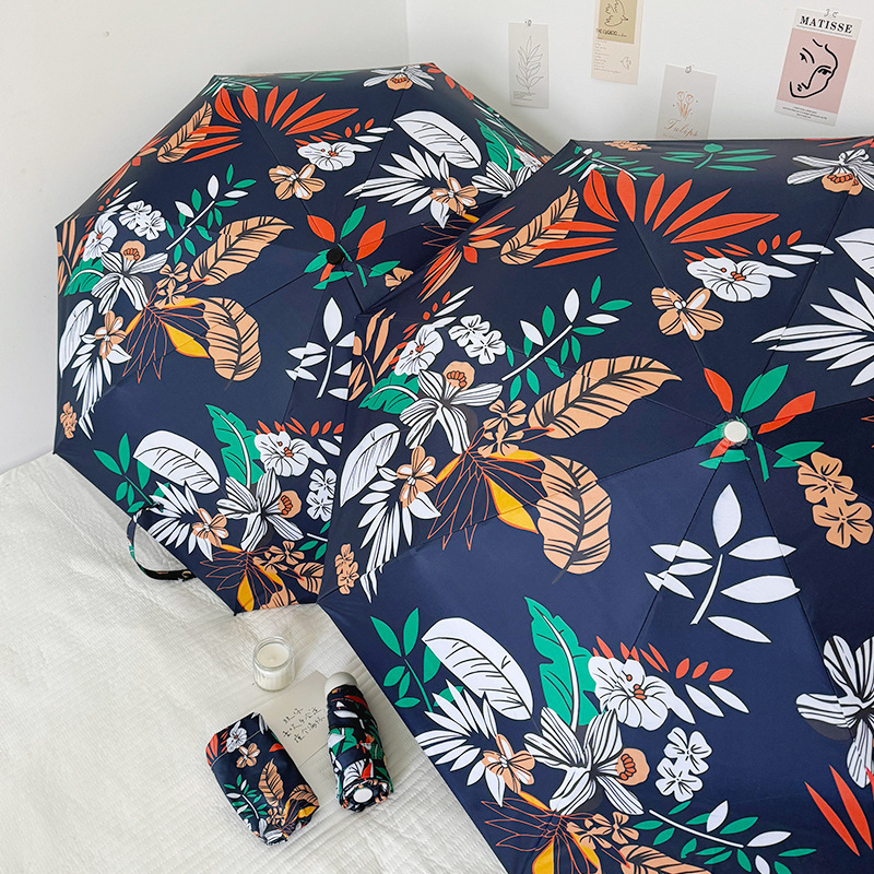 Umbrelă automată pliabilă cu trei secțiuni, imprimeu floral bleumarin, design compact tip capsulă de buzunar, protecție UV UPF50+
