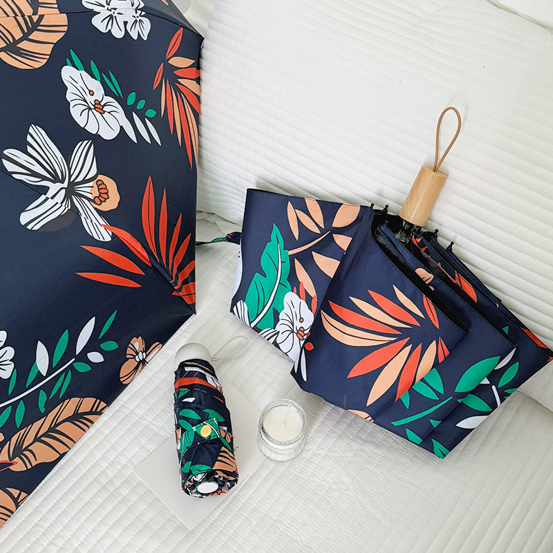 Umbrelă automată pliabilă cu trei secțiuni, imprimeu floral bleumarin, design compact tip capsulă de buzunar, protecție UV UPF50+