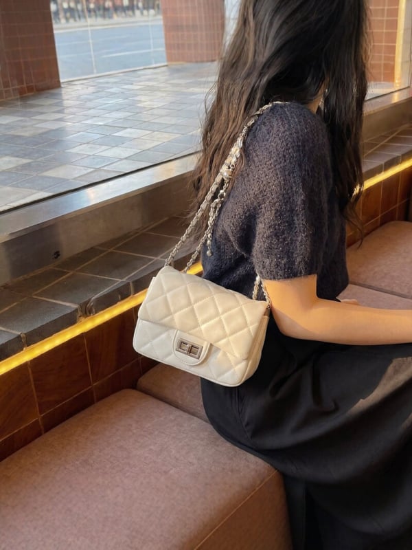 Geantă quilted cu lanț inspirată de Chanel pentru femei, mini geantă de umăr crossbody, senzație de lux, versatilă și la modă