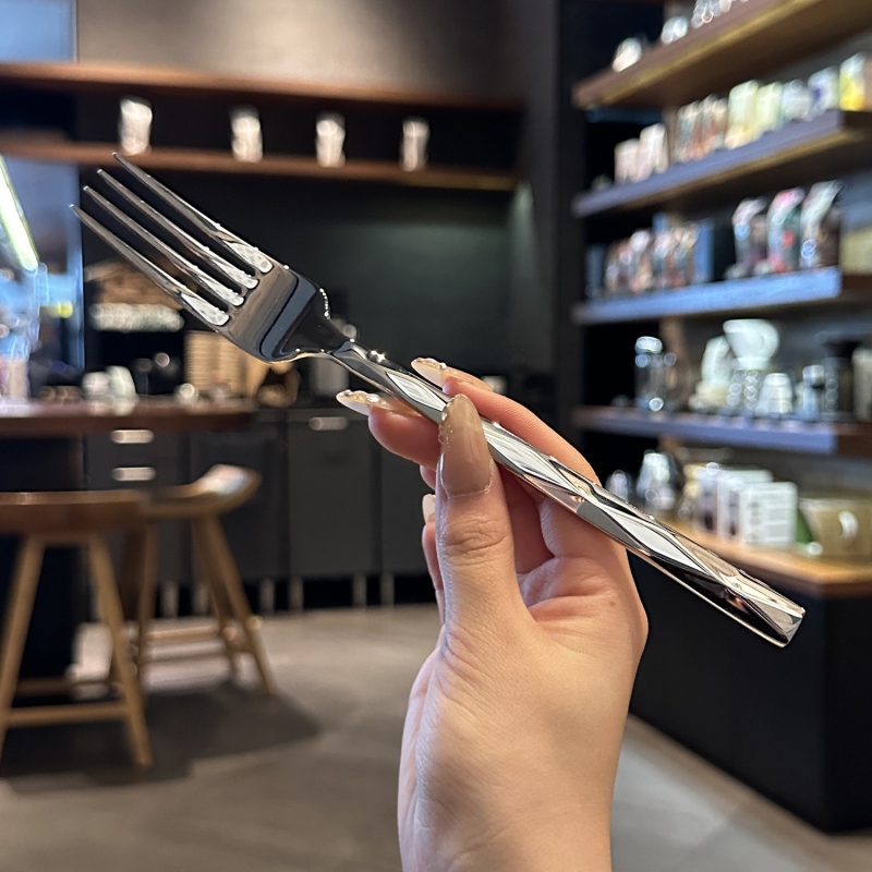 Noul set de tacâmuri din oțel inoxidabil, cu formă diamant, pentru uz hotelier și casnic, cu cuțite îngroșate, furculițe și linguri