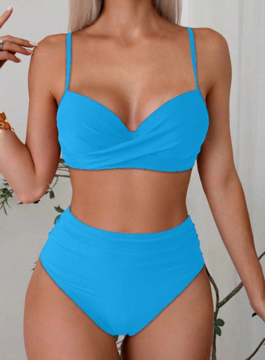Costum de baie două piese, culoare uni, cupe preformate cu sârmă subțire și bretele subțiri încrucișate