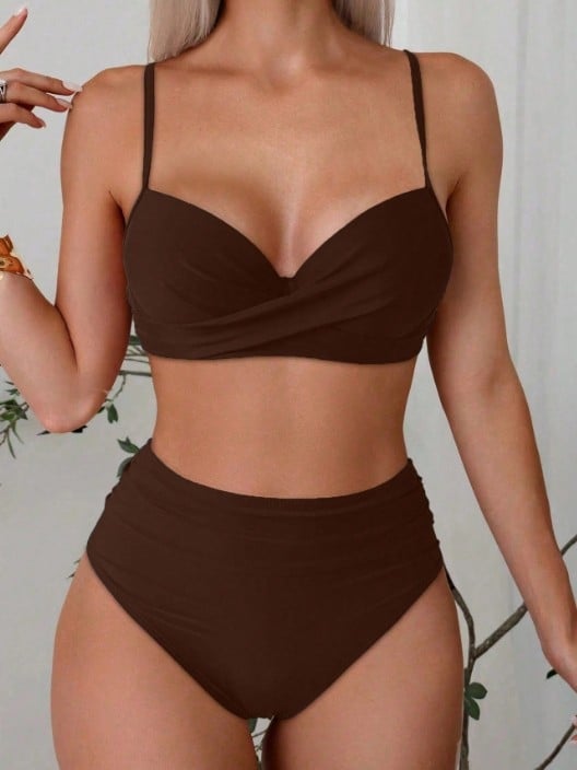 Costum de baie două piese, culoare uni, cupe preformate cu sârmă subțire și bretele subțiri încrucișate