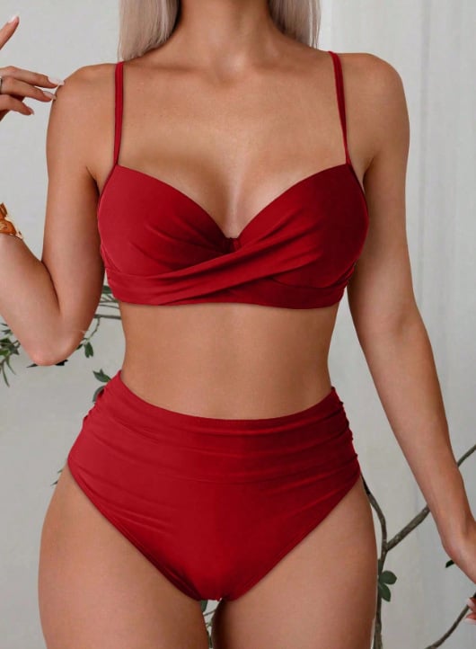 Costum de baie două piese, culoare uni, cupe preformate cu sârmă subțire și bretele subțiri încrucișate