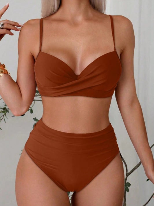 Costum de baie două piese, culoare uni, cupe preformate cu sârmă subțire și bretele subțiri încrucișate