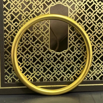 Brățară din aliaj de cupru cu motiv lotus, finis antic și ton aur imitativ.
