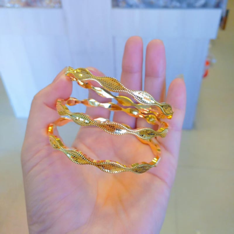 Brățară pentru femei, nuanță nisip aurie, suprafață ondulată cu fagure și model de solzi de dragon, lux discret.