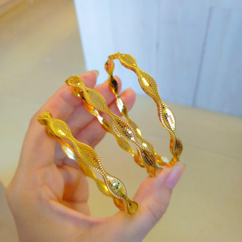 Brățară pentru femei, nuanță nisip aurie, suprafață ondulată cu fagure și model de solzi de dragon, lux discret.