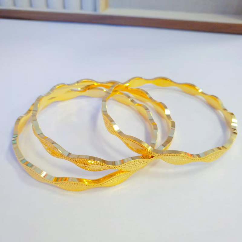 Brățară pentru femei, nuanță nisip aurie, suprafață ondulată cu fagure și model de solzi de dragon, lux discret.