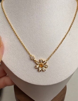 Colier din seria Daisy cu un pandantiv cu o singură floare, cupru placat cu aur de 18K, lungime reglabilă 31–40 cm, unisex