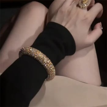 Brățară deschisă, rotundă, cu diamante pavé, luxoasă și elegantă, bijuterie versatilă.