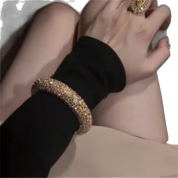 Brățară deschisă, rotundă, cu diamante pavé, luxoasă și elegantă, bijuterie versatilă.