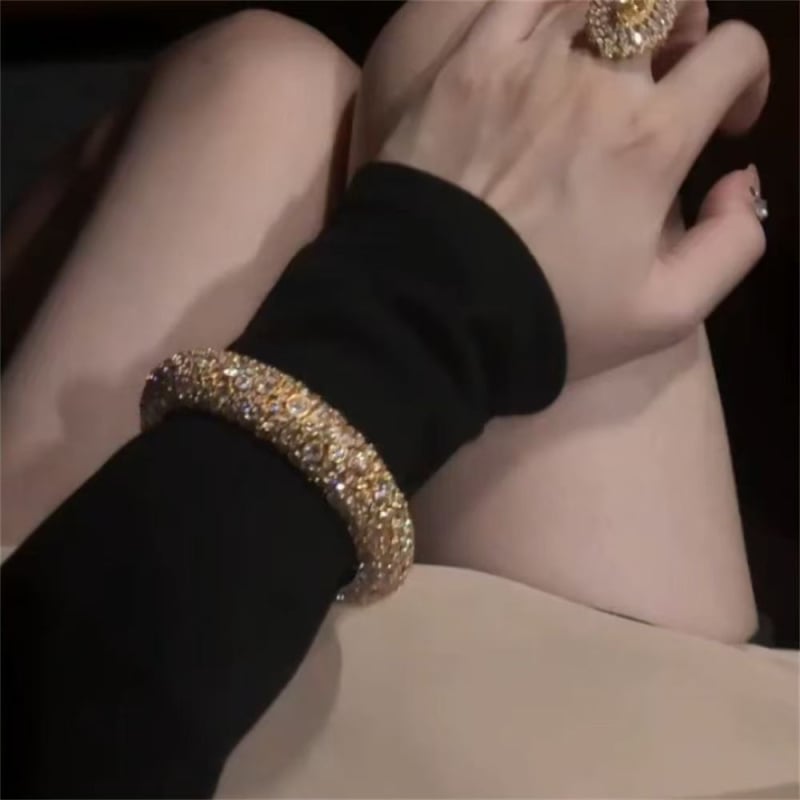 Brățară deschisă, rotundă, cu diamante pavé, luxoasă și elegantă, bijuterie versatilă.