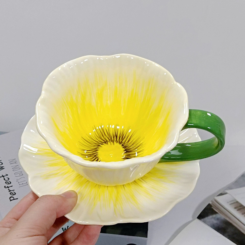 Set ceramic pentru cafea cu ceașcă și farfurie, farfurie de desert și farfurie pentru fel principal, model cu maci, stil retro ușor luxos, set în cutie cadou