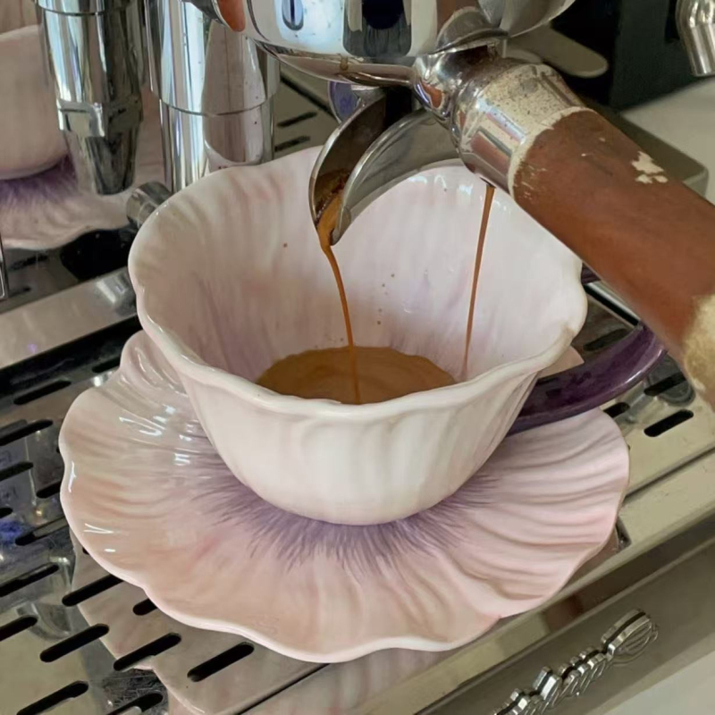 Elegáns kávéscsésze készlet, design-orientált esztétika, minimalisták vasból készült csészék, Francia ihletésű exkluzív kollekció nőknek
