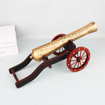 Model antic de tun italian – decor din fier, ornament de tun și recuzită de film