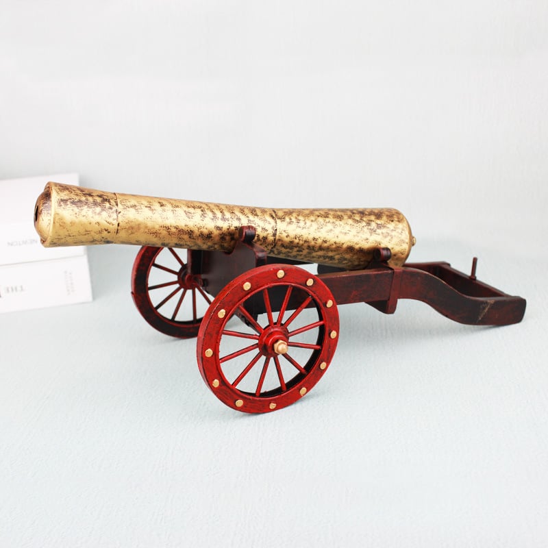 Model antic de tun italian – decor din fier, ornament de tun și recuzită de film