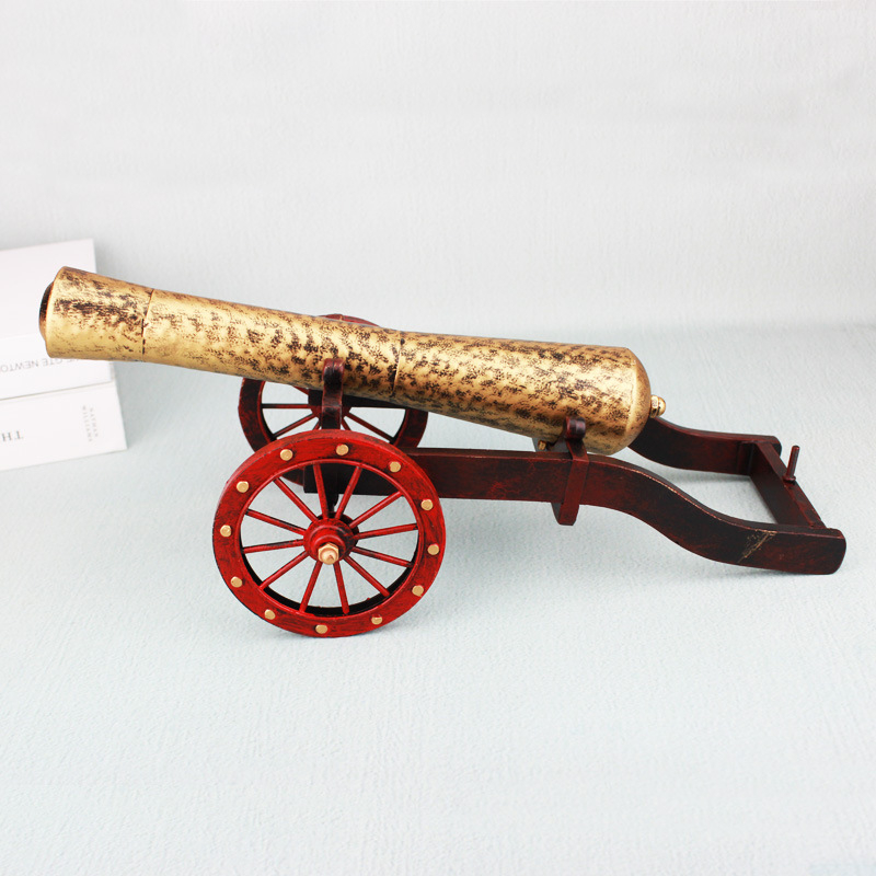 Model antic de tun italian – decor din fier, ornament de tun și recuzită de film
