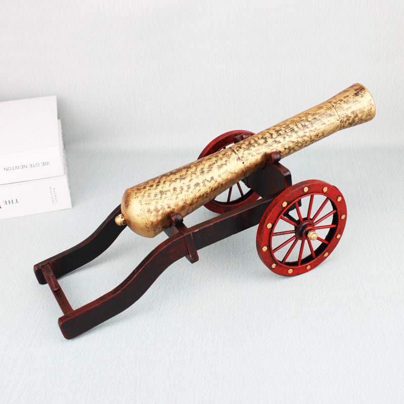 Model antic de tun italian – decor din fier, ornament de tun și recuzită de film