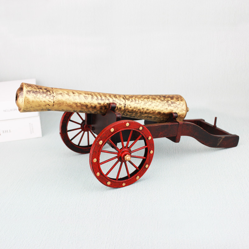 Model antic de tun italian – decor din fier, ornament de tun și recuzită de film