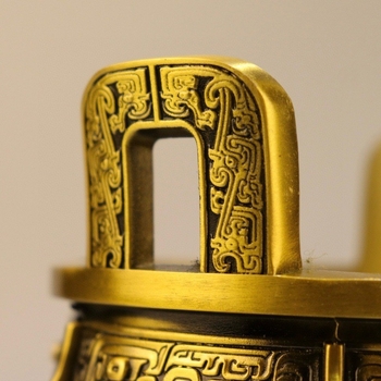 Ornament tripod din cupru, gravat, turnat și lustruit