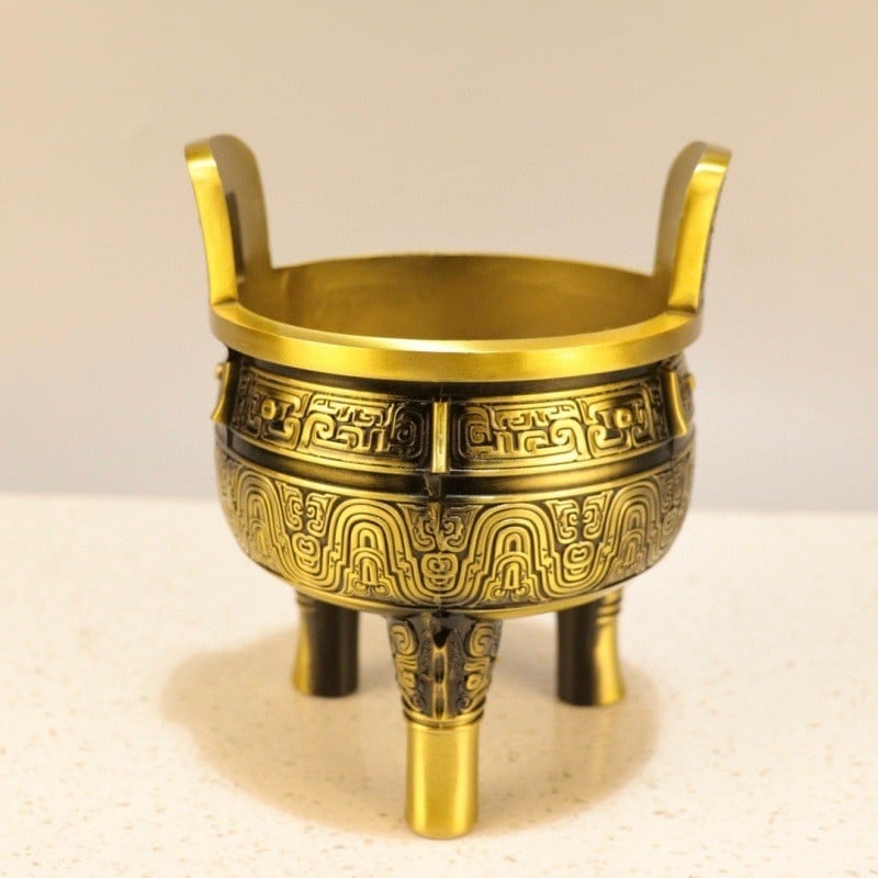 Ornament tripod din cupru, gravat, turnat și lustruit