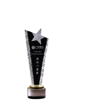 Krištáľová trofej s personalizovaným gravírovaním – luxusné ocenenie pre vynikajúcich zamestnancov, športové súťaže a spomienkové udalosti