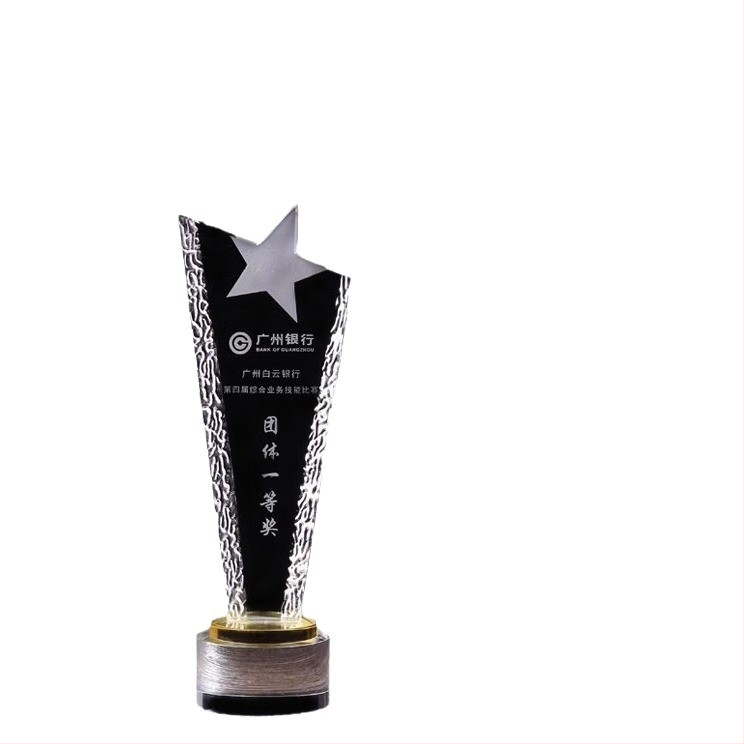 Krištáľová trofej s personalizovaným gravírovaním – luxusné ocenenie pre vynikajúcich zamestnancov, športové súťaže a spomienkové udalosti