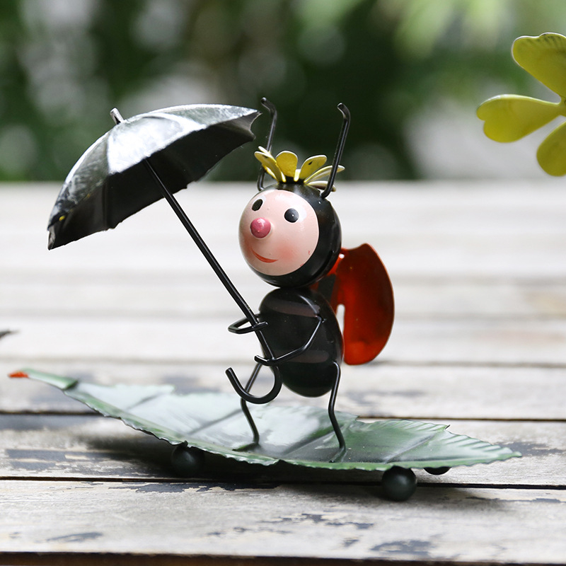 Ornament metalic pentru grădină – Buburuza, figură decorativă pentru casă